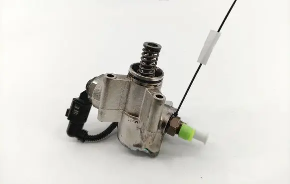 Audi A3 S3 8P Fuel injection high pressure pump 03C127025R
