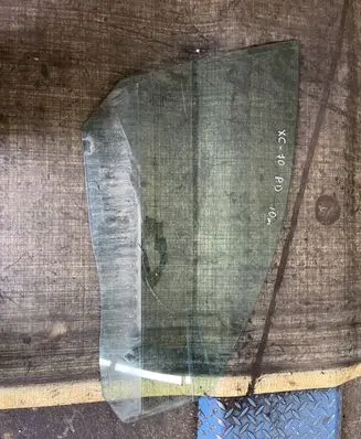 Volvo XC70 Front door window glass four-door