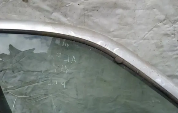 Alfa Romeo 156 Front door window glass four-door