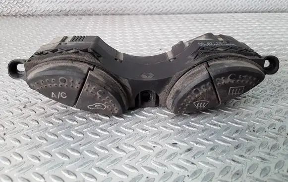 Ford Focus Windscreen/window heater switch 98AG19A945CF