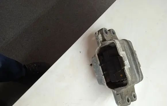 Volkswagen Touran II Engine mount bracket