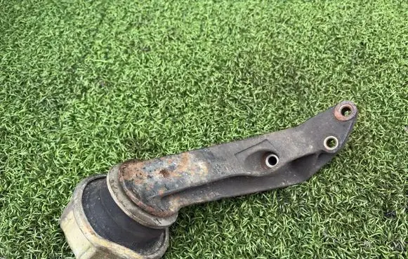 Engine mounting bracket