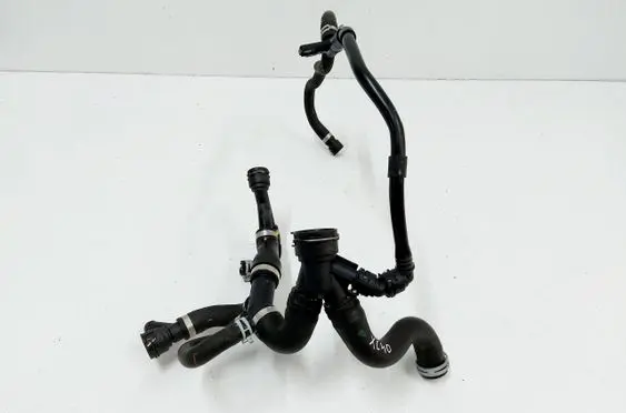 Volvo XC40 Engine coolant pipe/hose 31686213