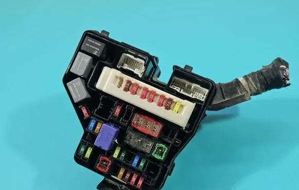 Toyota Yaris Fuse box set 821150DB70A IMPRK1598422