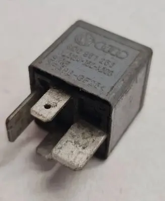 Volkswagen PASSAT B5 Other relay 8D0951253 V23134J52X300 PA6GF25