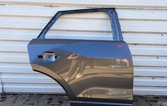 Audi Q2 - Rear door 