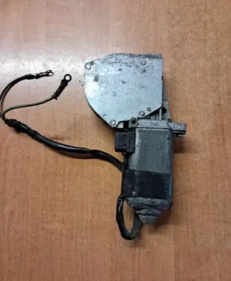 Mercedes-Benz SL R107 Front door window regulator motor 0130821016