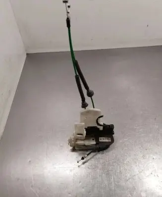 Hyundai i30 Front door lock 813202L030