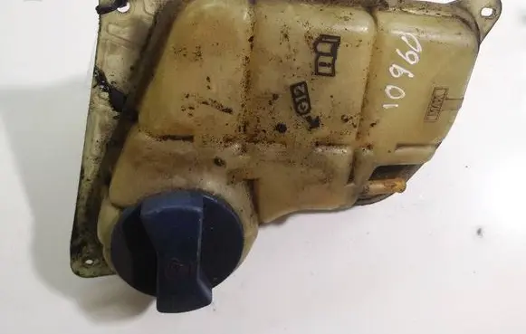 Volkswagen PASSAT B5 Coolant expansion tank/reservoir 8D0121403L