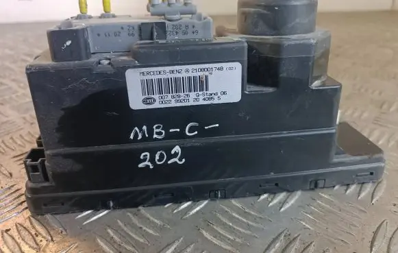 Mercedes-Benz C W202 Central locking vacuum pump 2108001748 002299201 00782826