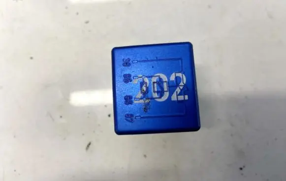Volkswagen PASSAT B5 Other relay 8a0951253