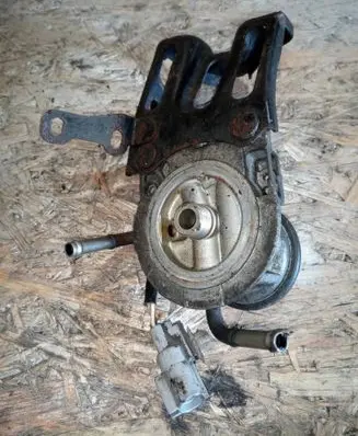 Toyota Avensis Verso Fuel filter bracket/mount holder 