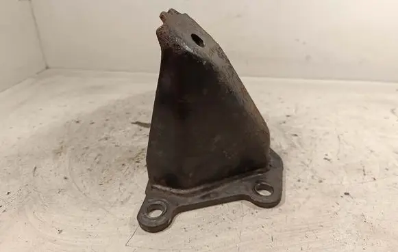 Nissan Navara D40 Engine mounting bracket 