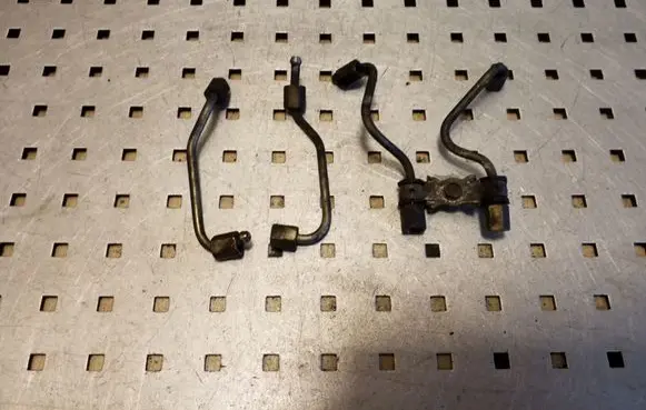 Fuel injector supply line/pipe