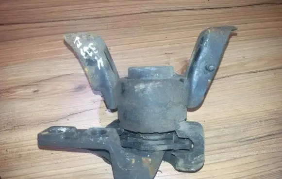 Mazda 323 Engine mount bracket