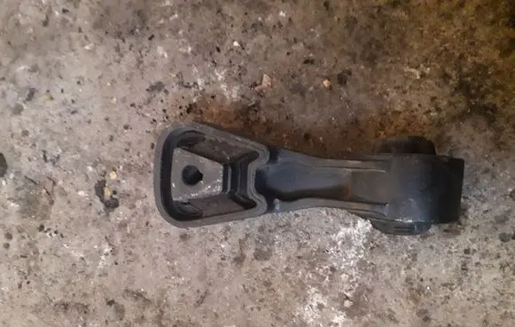 Peugeot 607 Engine mounting bracket