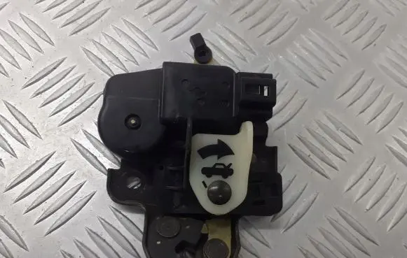 Nissan Altima Tailgate exterior lock 