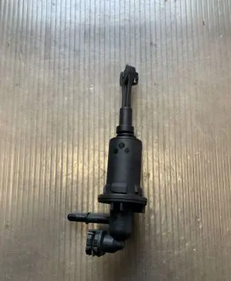 Peugeot 3008 I Clutch master cylinder 
