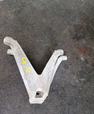 BMW 5 G30 G31 G38 Engine mounting bracket 6861551 18574710D