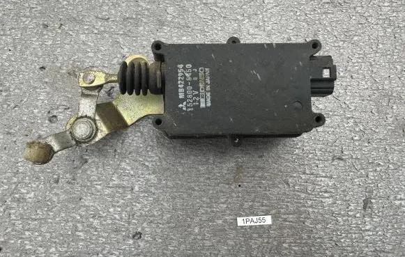 Mitsubishi Pajero Front door lock MB422954