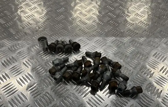 Dacia Duster II Anti-theft wheel nuts and lock PU13639