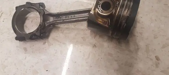 Nissan X-Trail T30 Piston with connecting rod