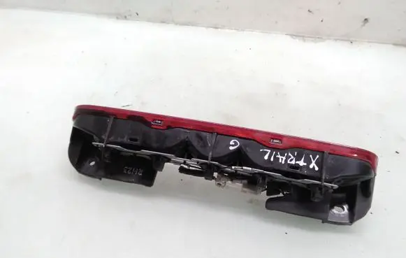 Nissan X-Trail T30 Third/center stoplight P1842