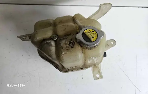 Nissan Navara D40 Coolant expansion tank/reservoir