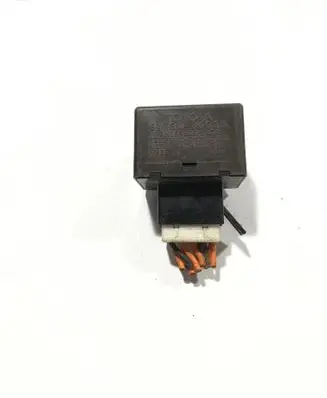 Toyota Hilux (AN10, AN20, AN30) Hazard warning light relay 8198006030 AH0665006820