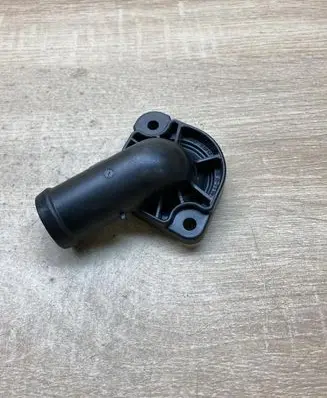 Volkswagen Polo IV 9N3 Thermostat housing 032121121G