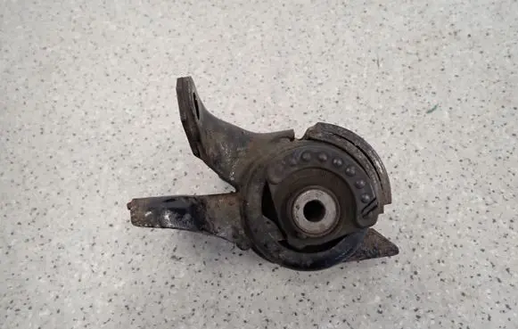Mazda 6 Engine mount vacuum valve 