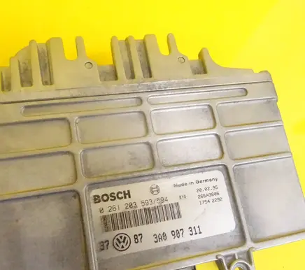 Volkswagen Golf III Engine control unit/module 0261203593 3A0907311