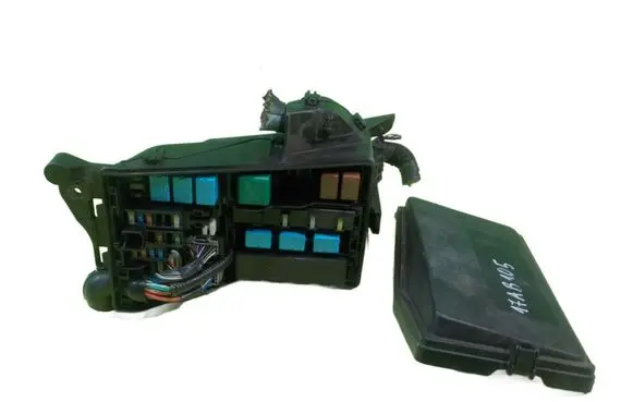 Lexus IS 220D-250-350 Fuse box set 8921153D20 BEZPIECZNIKOW