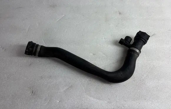 Coolant pipe/hose