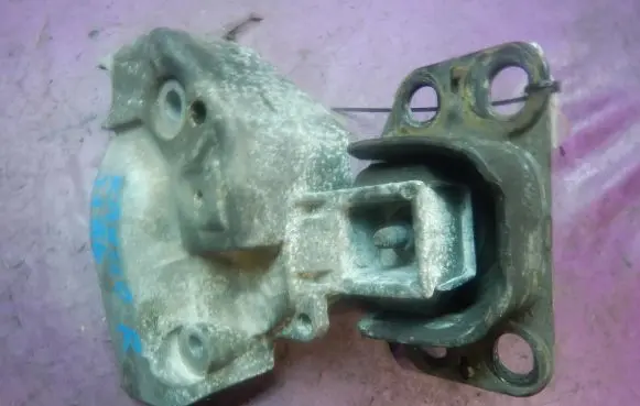 Engine mount vacuum valve