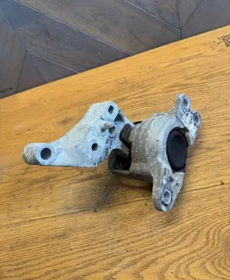 Opel Vivaro Engine mount bracket 112101360R