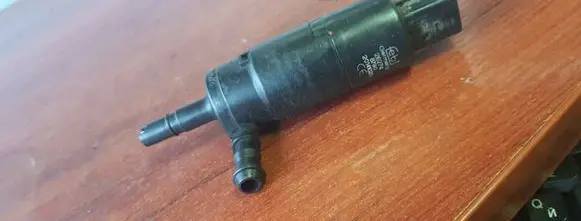 BMW 5 E39 Windscreen/windshield washer pump 20141029