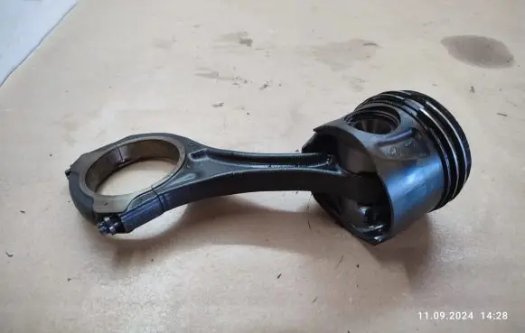 Mercedes-Benz S W221 Piston with connecting rod