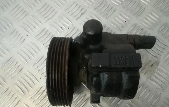 Renault Laguna I Power steering pump 7700823735f 7700823794b