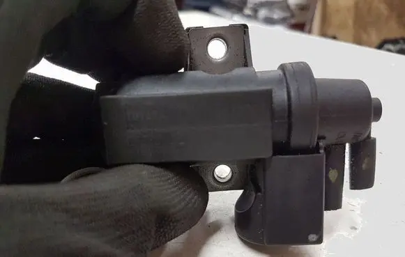 Toyota RAV 4 (XA30) Vacuum valve 258190R011