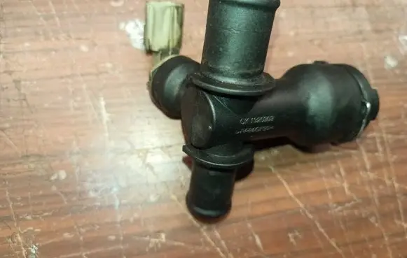 Peugeot 607 Engine coolant pipe/hose 1320303