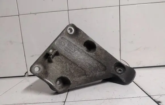 BMW 5 E60 E61 Engine mounting bracket 6769279 13807410