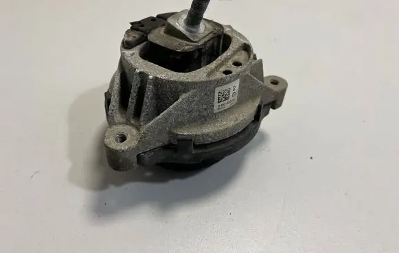Engine mount bracket