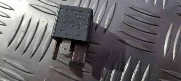 Volkswagen PASSAT B5.5 Other relay 8D0951253 v23134-j52-x300