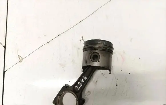 Hyundai Lantra II Piston with connecting rod