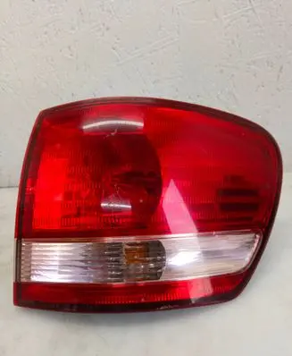 Toyota Avensis Verso Rear/tail lights E137652 4435 7652