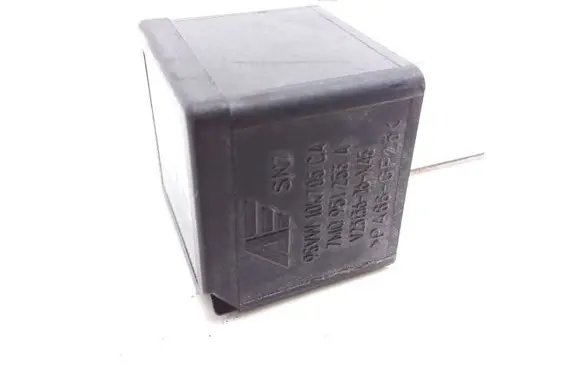 Volkswagen Golf IV Hazard warning light relay 7M0951253A 95VW10K705CA