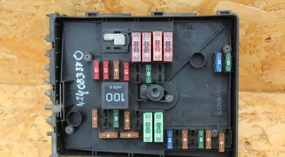 Volkswagen Golf V Fuse module 1K0037125