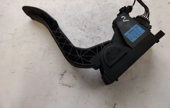 Mercedes-Benz Vito Viano W639 Accelerator throttle pedal A9013000504 0281002337 090401761