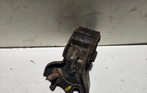 Honda Civic Engine mount bracket